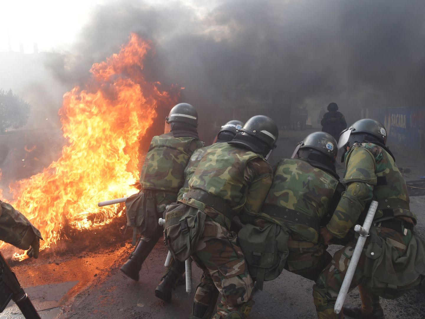 Enfrentamiento entre manifestantes y militares en Sacaba, Bolivia. (Reuters)