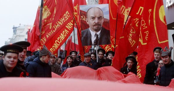Foto: Miembros de las juventudes comunistas rusas marchan durante un acto que conmemora el centenario de la Revolución bolchevique en Moscú. (EFE)