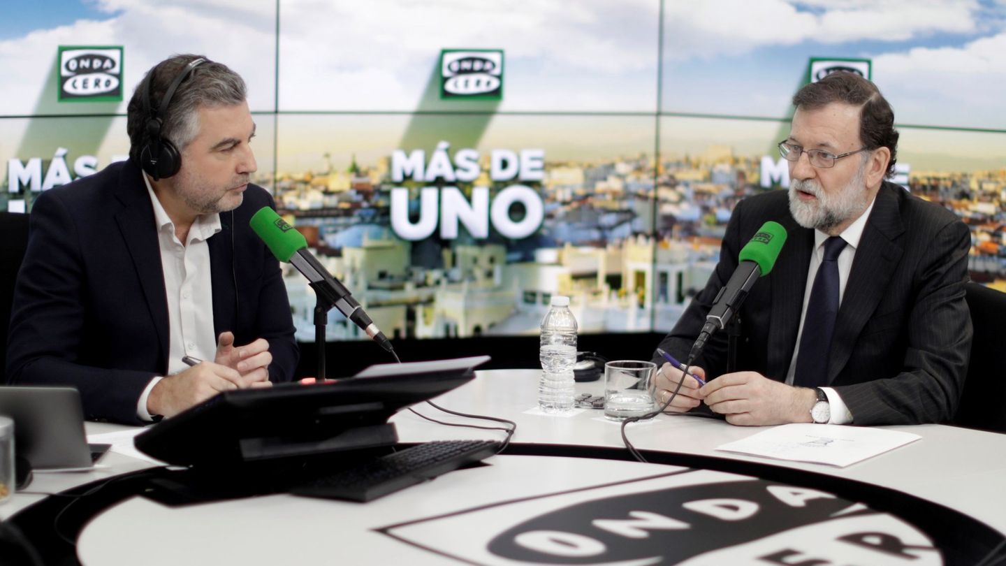 Carlos Alsina, entrevistando a Mariano Rajoy. (EFE)