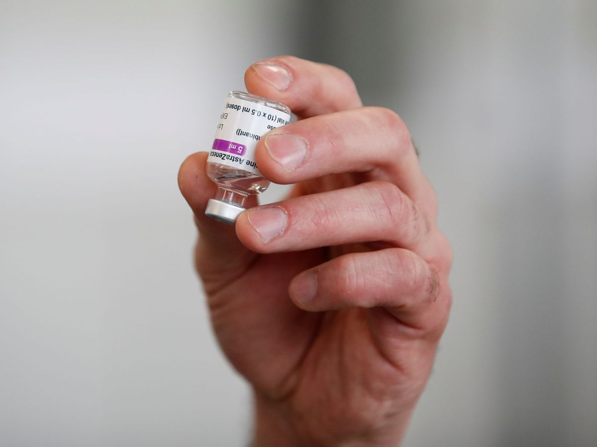 Foto: Un vial de la vacuna de AstraZeneca. (Reuters)