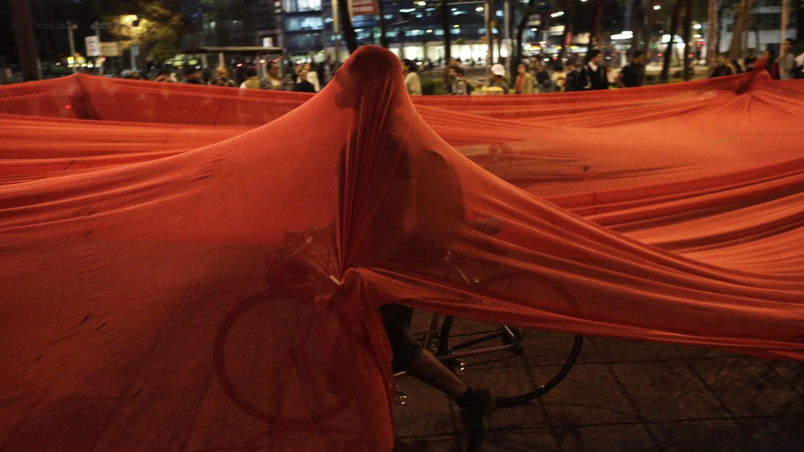 Foto: Un manifestante durante una protesta por la desaparición de los 43 estudiantes celebrada en Ciudad de México, el 1 de diciembre de 2014 (Reuters).