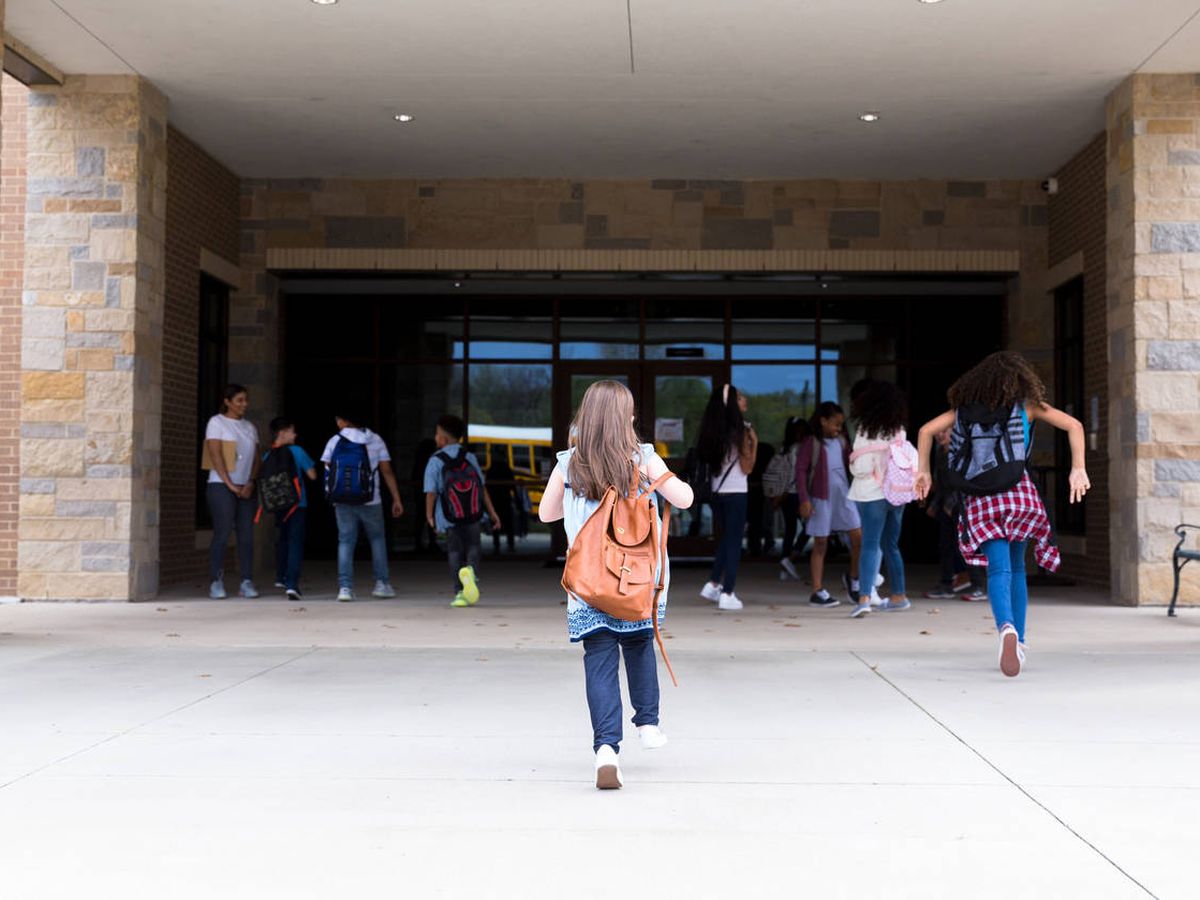 Foto: Un grupo de niños entran al colegio (iStock)