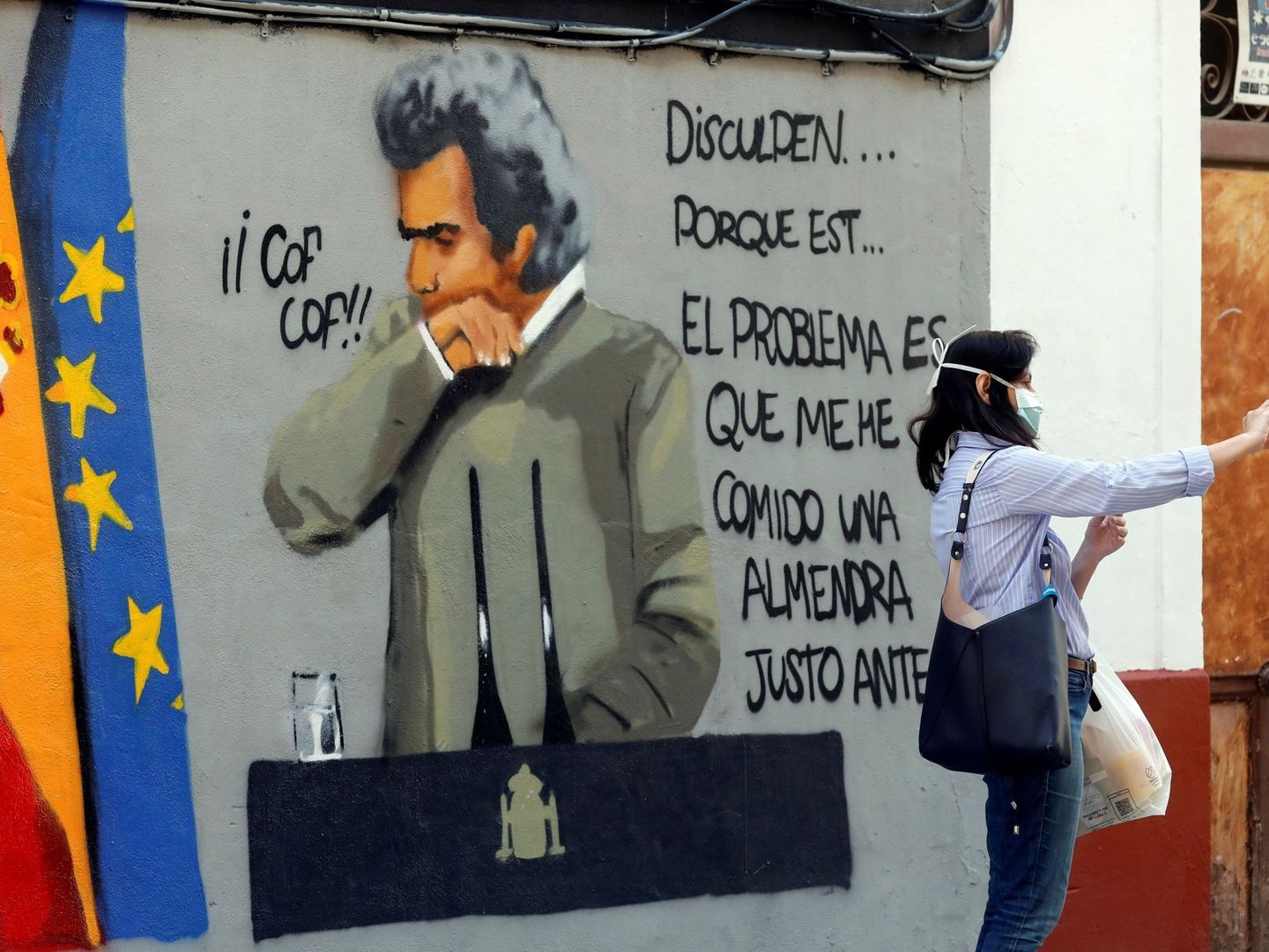 Un grafitti del artista valenciano J.Warx del director del Centro de Coordinación de Alertas y Emergencias Sanitarias, Fernando Simón, en el barrio de Benimaclet de Valencia. (EFE)