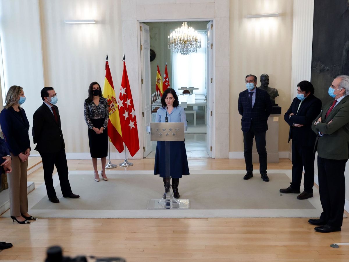 Foto: La presidenta madrileña, Isabel Díaz Ayuso, rodeada por sus consejeros. (EFE)