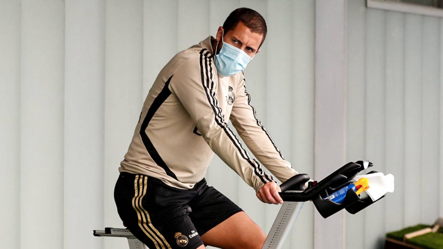 Eden Hazard, con mascarilla y en bicicleta, en un entrenamiento individual. (realmadrid)