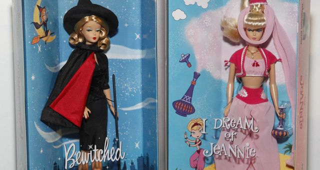 Dos modelos de 'Barbie' dedicadas a series de los años 60. (CP)