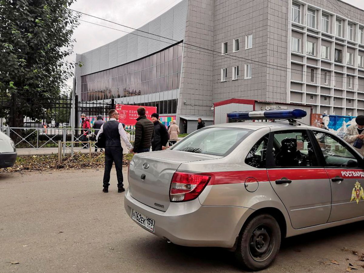Foto: Policía en la Universidad de Perm. (Reuters)