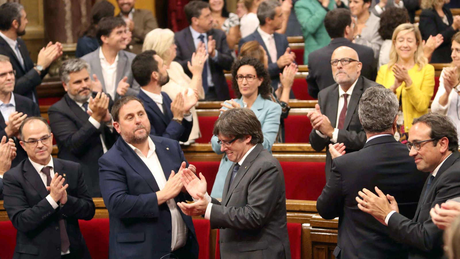 Foto: El presidente de la Generalitat, Carles Puigdemont (c), su Gobierno, y el resto de los diputados celebran la aprobación de la ley del referéndum. (EFE)