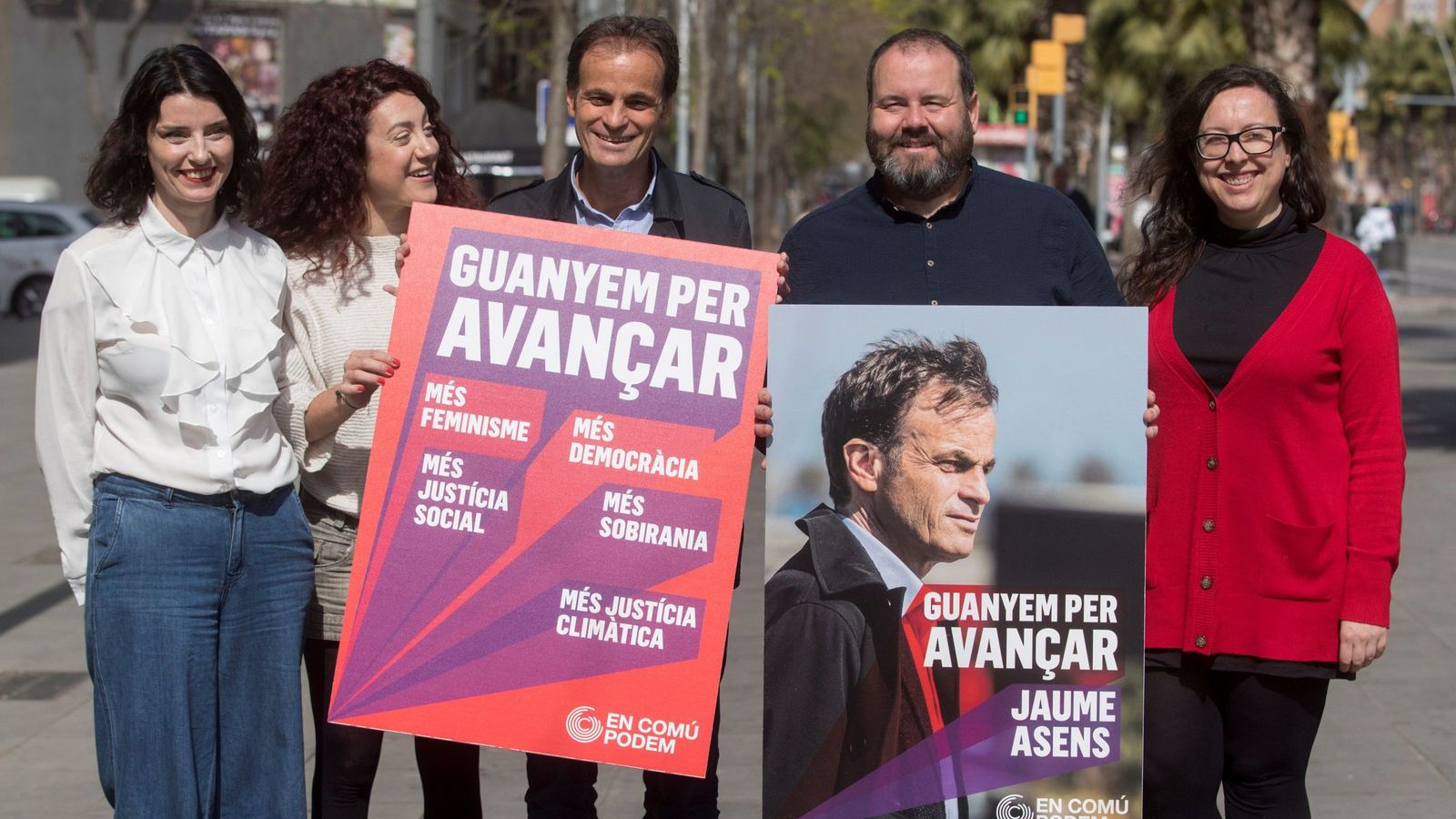 Foto: El cabeza de lista de En Comú Podem a las elecciones generales del 28-A, Jaume Asens (c), acompañado de la número dos, Aina Vidal (2i); la número tres, Mar García (i) y el número cinco, Joan Mena (2d). (EFE)