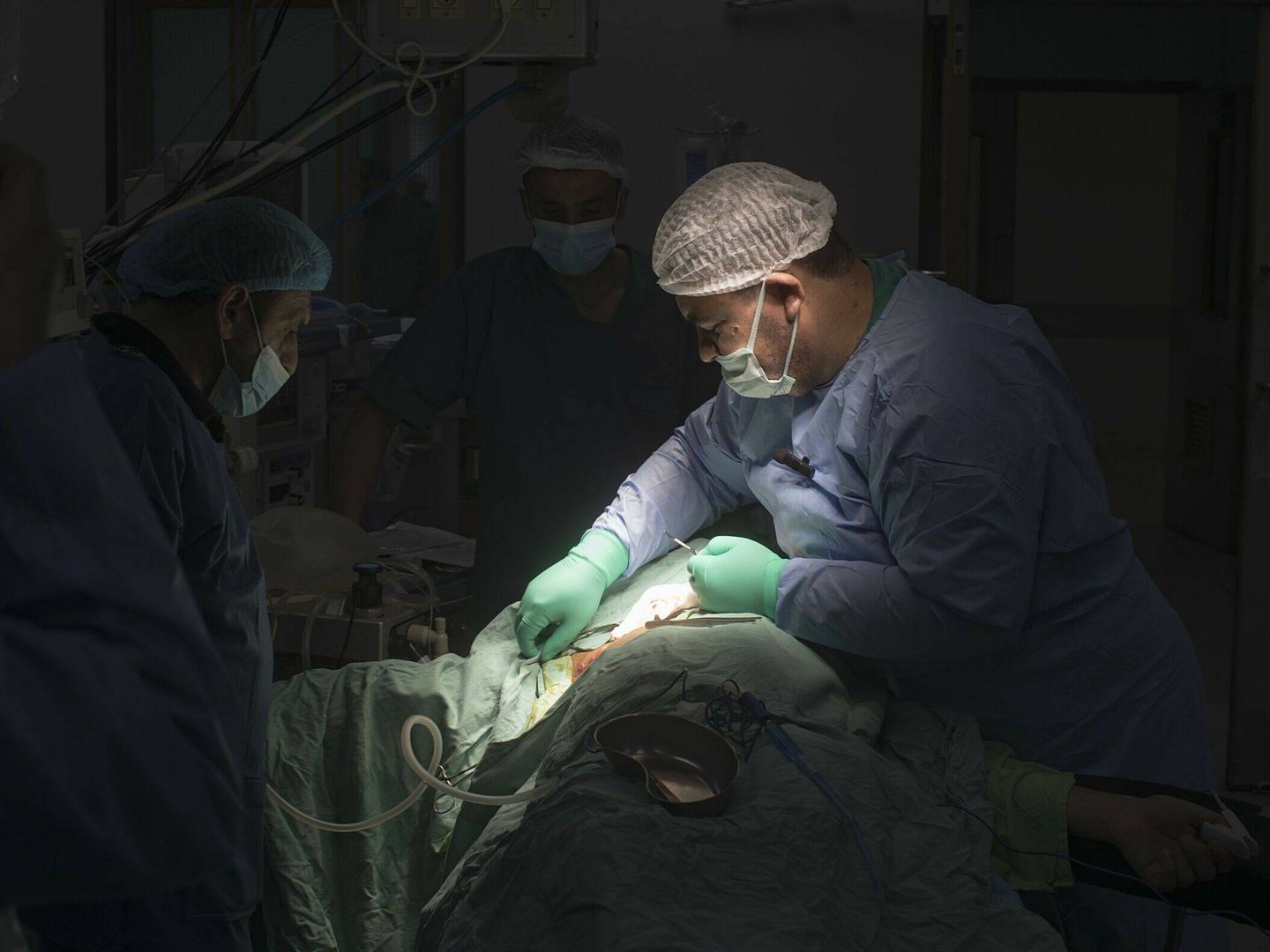 Médicos realizan una cirugía. (EFE/Haitham Imad)