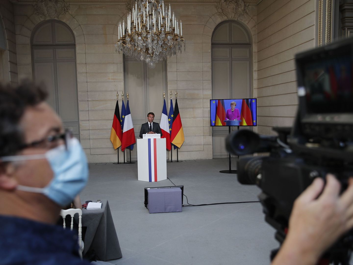 El presidente galo, durante la rueda de prensa posterior a su conferencia con Merkel. (EFE)