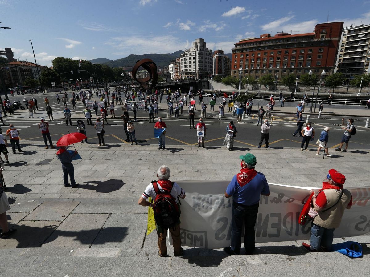 Foto: Pensionistas vuelven a concentrarse frente al Ayuntamiento de Bilbao este lunes. (EFE)