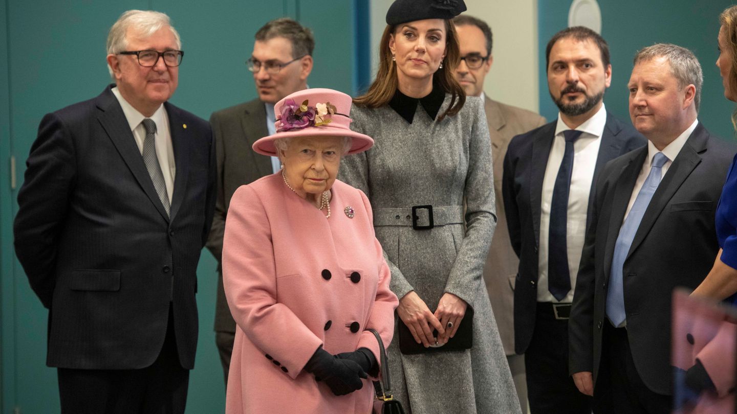 Isabel II y la duquesa de Cambridge. (Reuters)