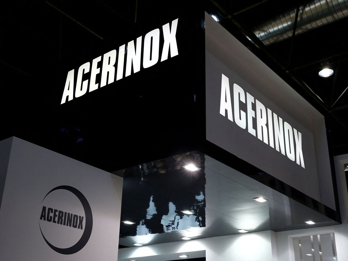Foto: Logo en un estand de Acerinox. (Reuters/Wolfgang Rattay)