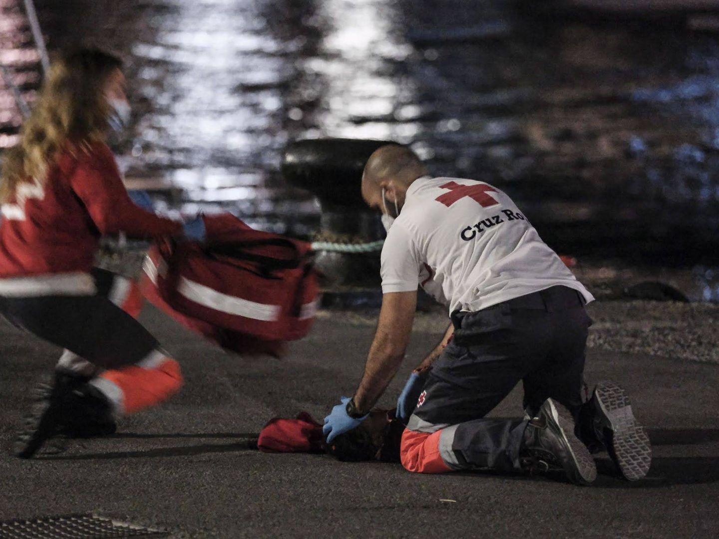Un voluntario de Cruz Roja atienda a una de las menores rescatadas, en parada cardiaca. (Reuters)