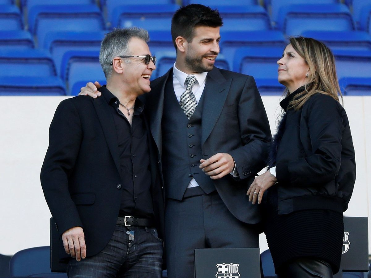 Foto: Gerard Piqué, junto a sus padres, en las gradas del Camp Nou. (EFE)