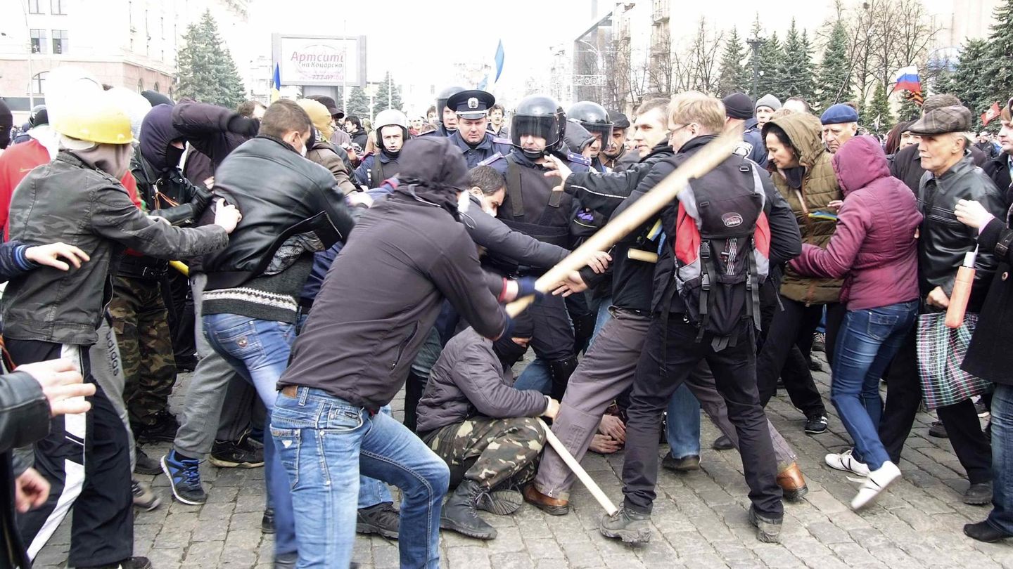 Manifestantes prorrusos se enfrentan a seguidores de Kiev en Kharkiv (Reuters).