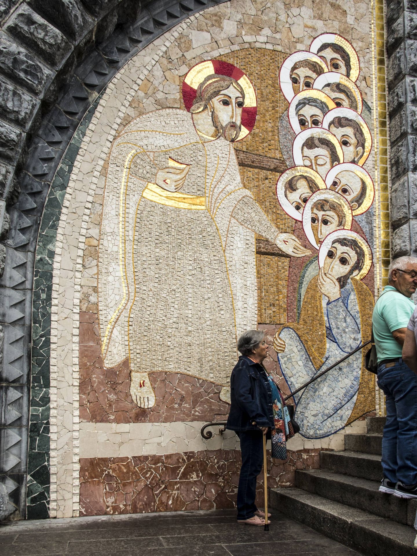 Mosaico del estudio de Marko Rupnik en la pared frente a la entrada de la Basílica del Rosario en Lourdes. (iStock)