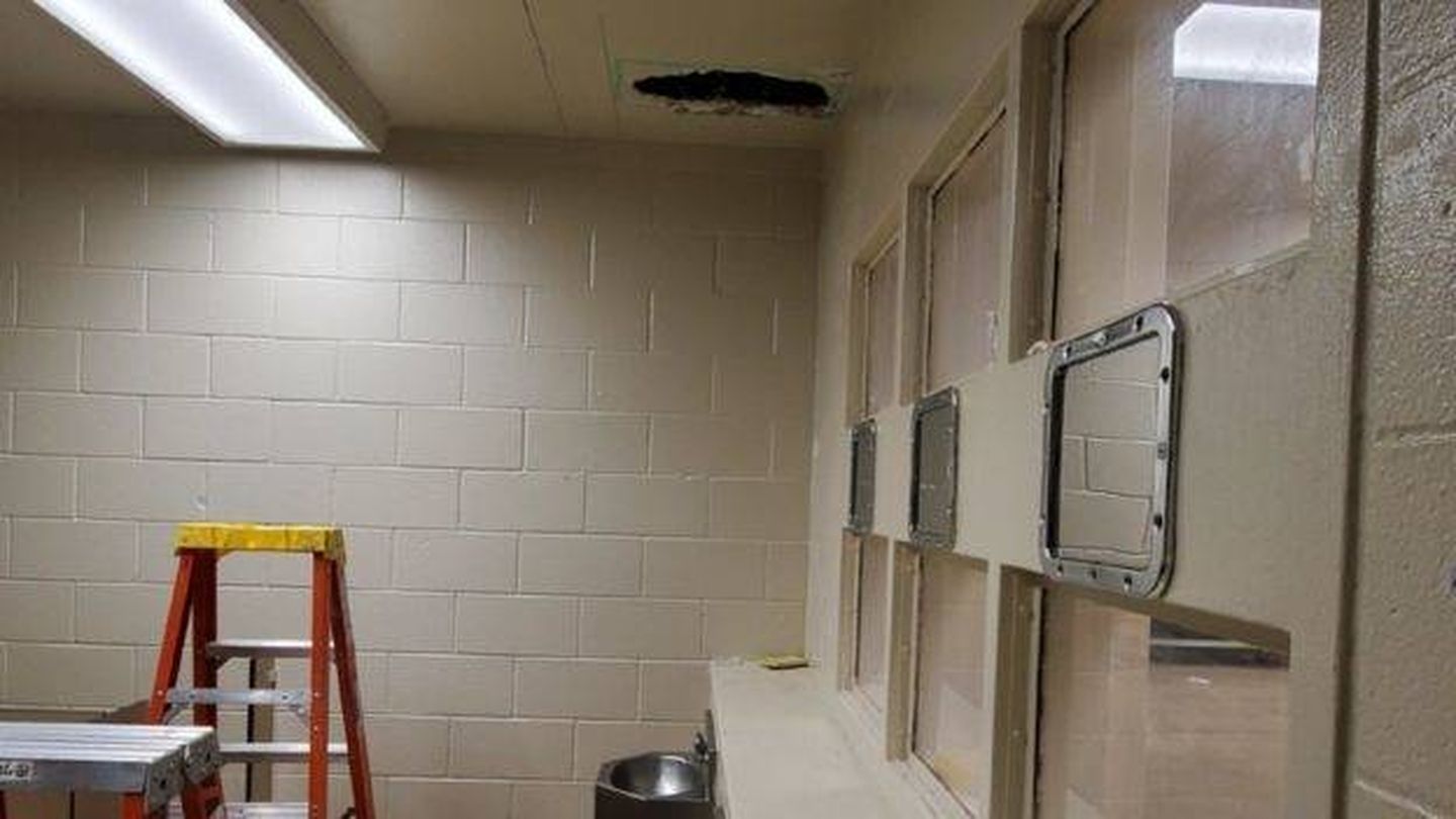 Imagen del baño con el punto ciego pegado a la pared. (Sheriff de Monterey)