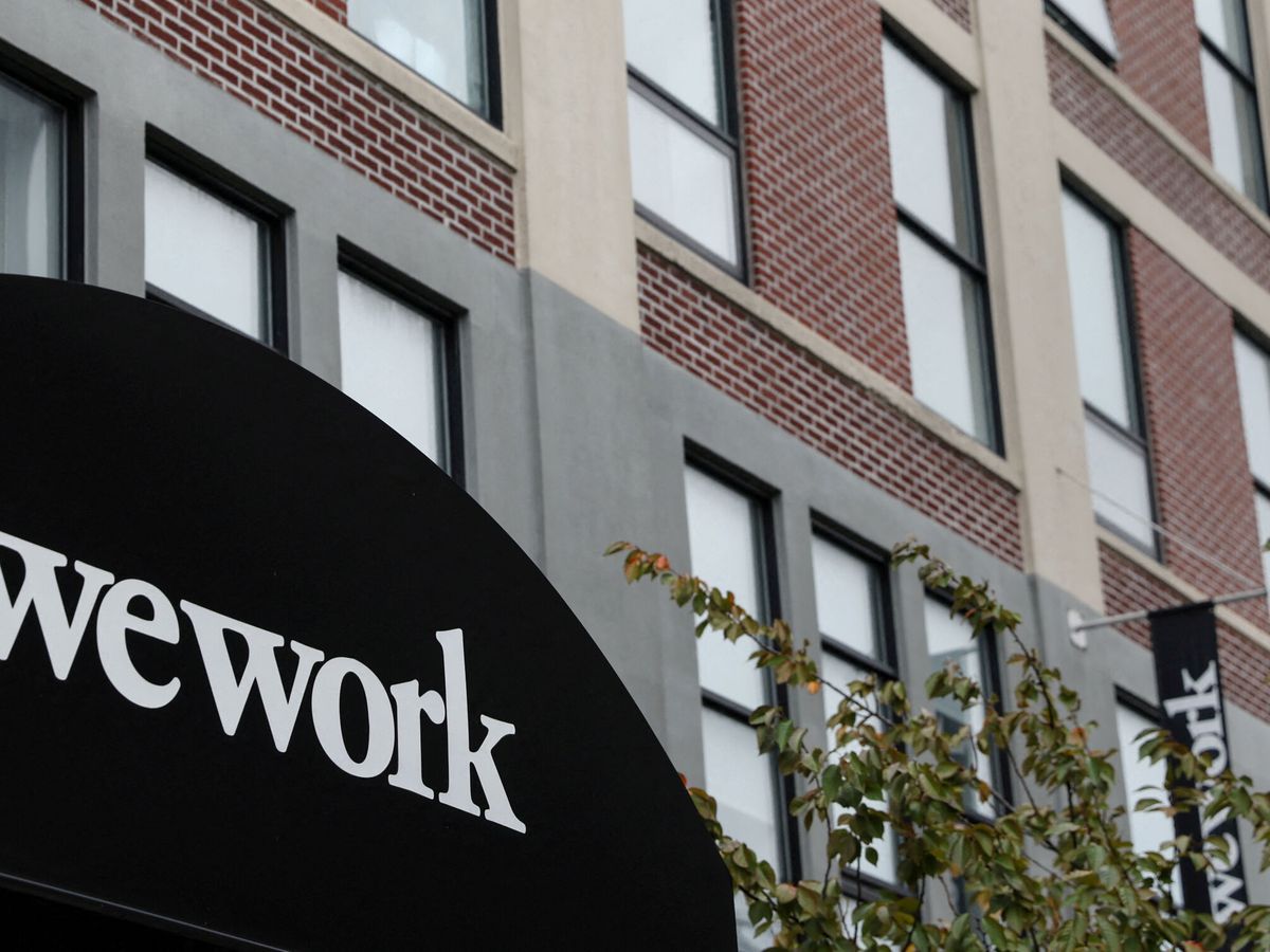 Foto: Logo de WeWork en una de sus oficinas. (Reuters/Shannon Stapleton)