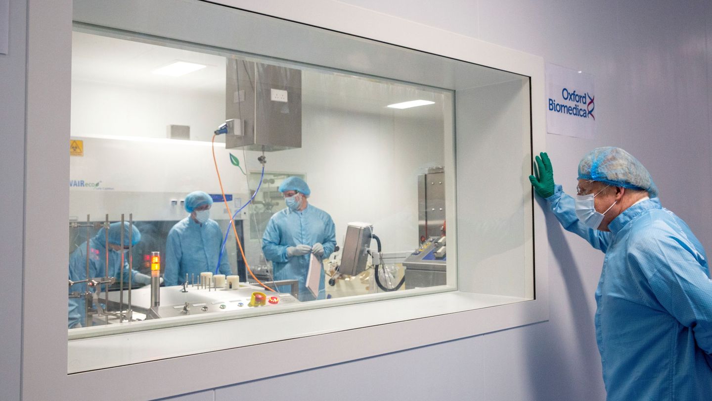 Boris Johnson visita las instalaciones de AstraZeneca donde se ha investigado la vacuna del covid-19. (Reuters)