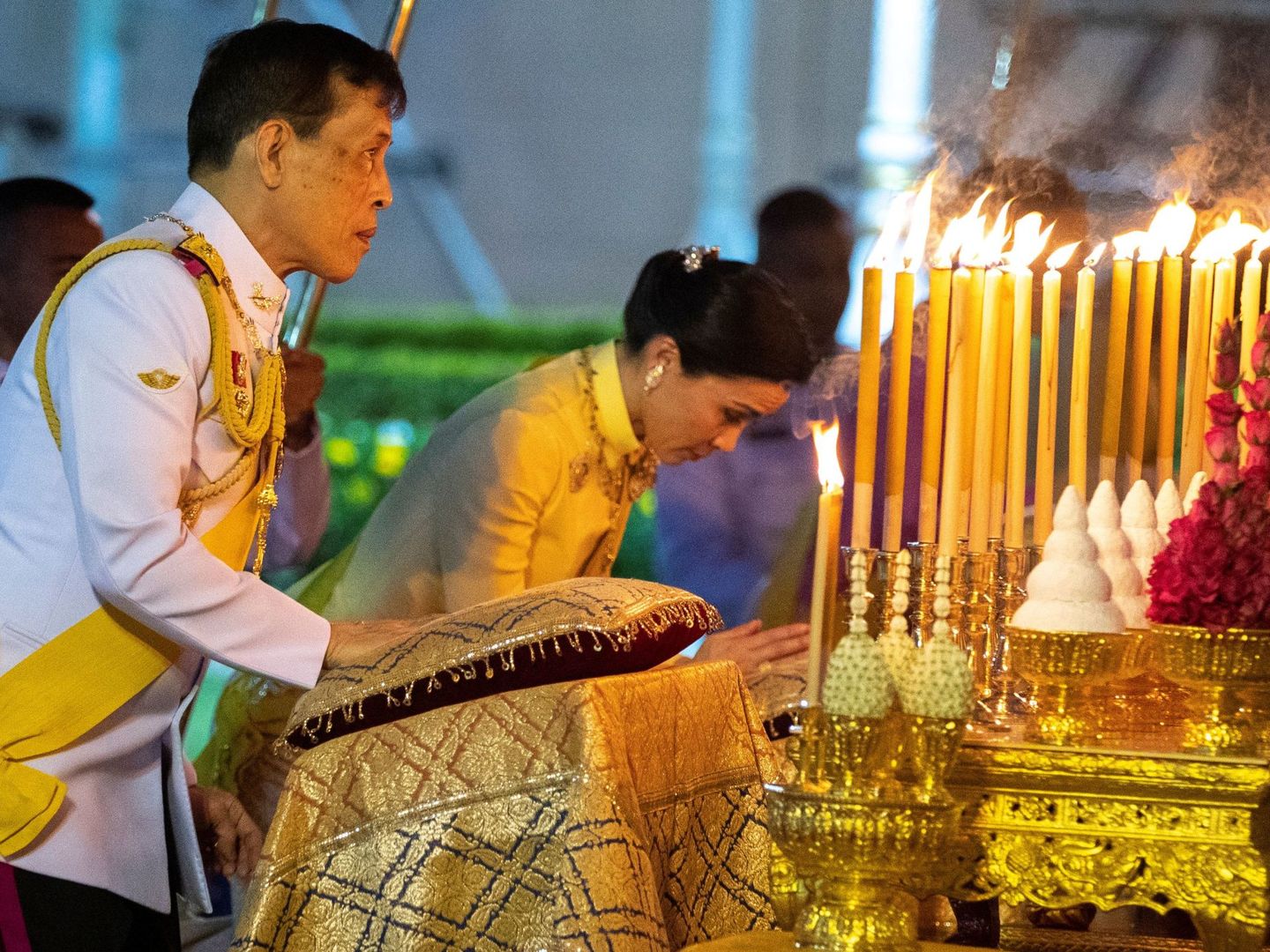 Con la reina Suthida, en Tailandia, el pasado mes de abril. (Reuters)