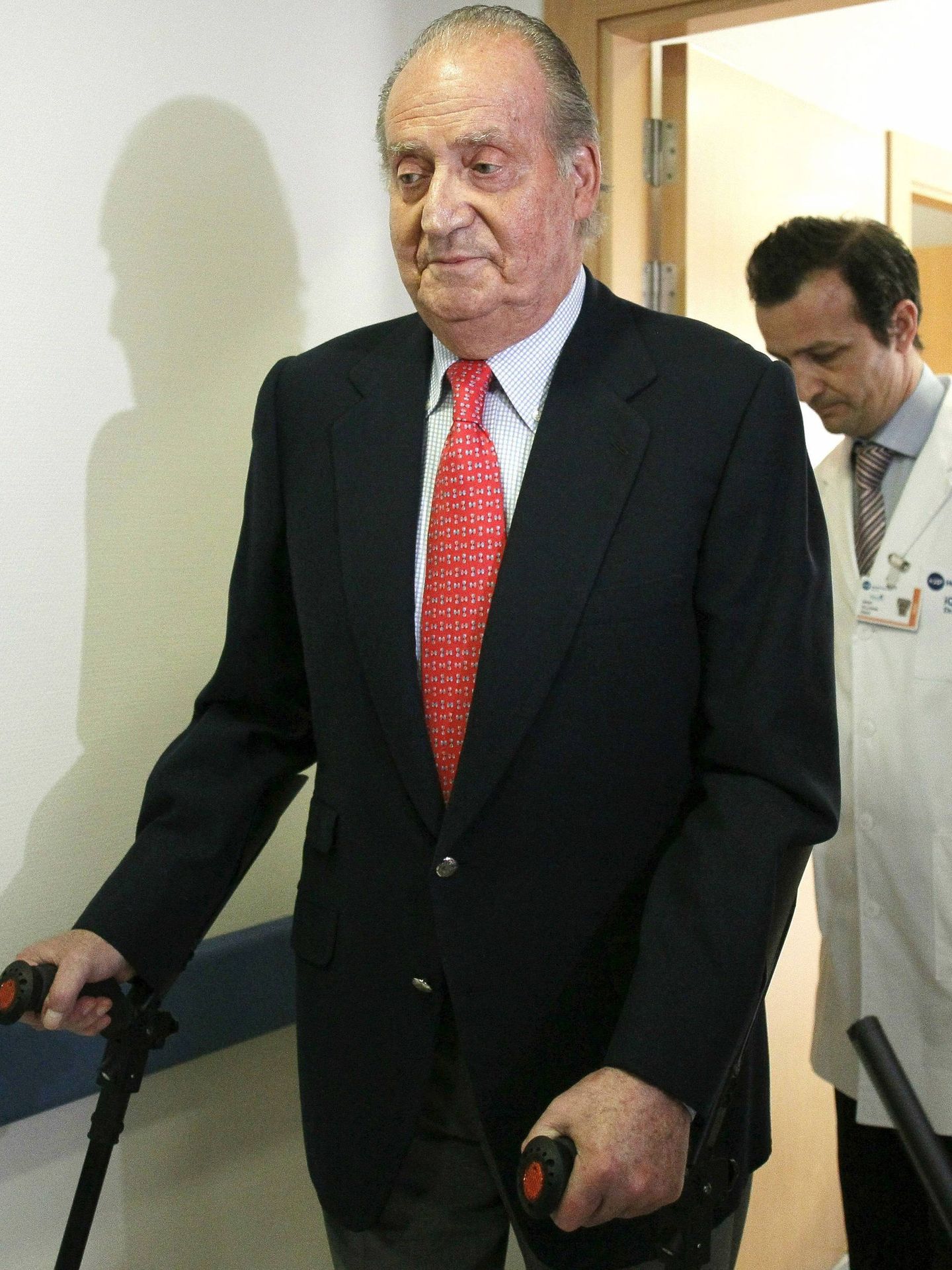 El rey Juan Carlos, en 2012, tras ser operado. (EFE)