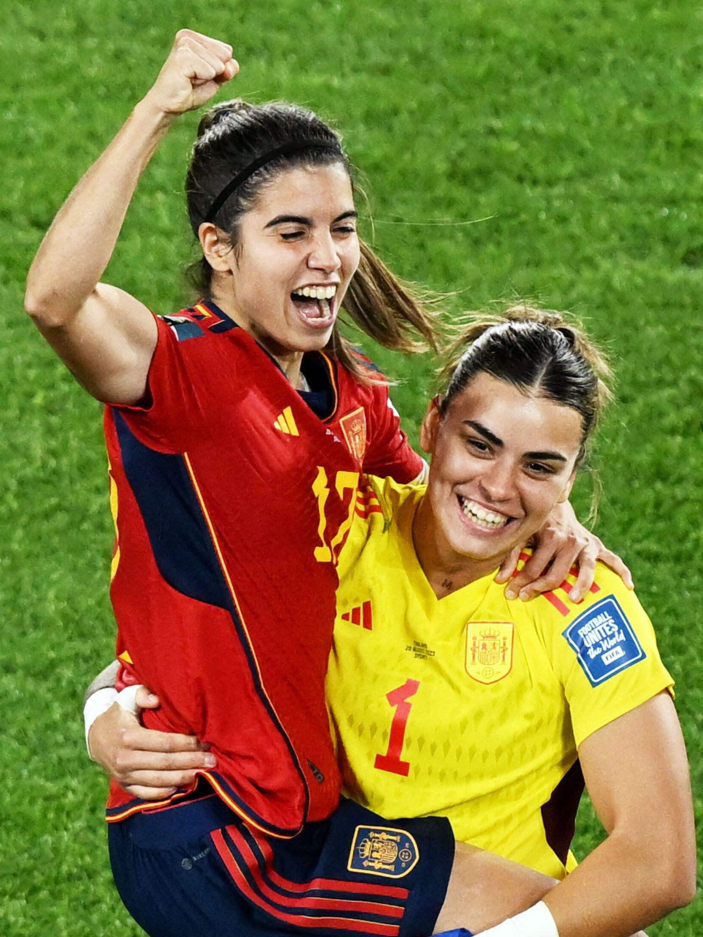 María Isabel Rodríguez y Alba Redondo celebran la victoria en la Copa Mundial de Fútbol Femenino (Reuters/Jaimi Joy)