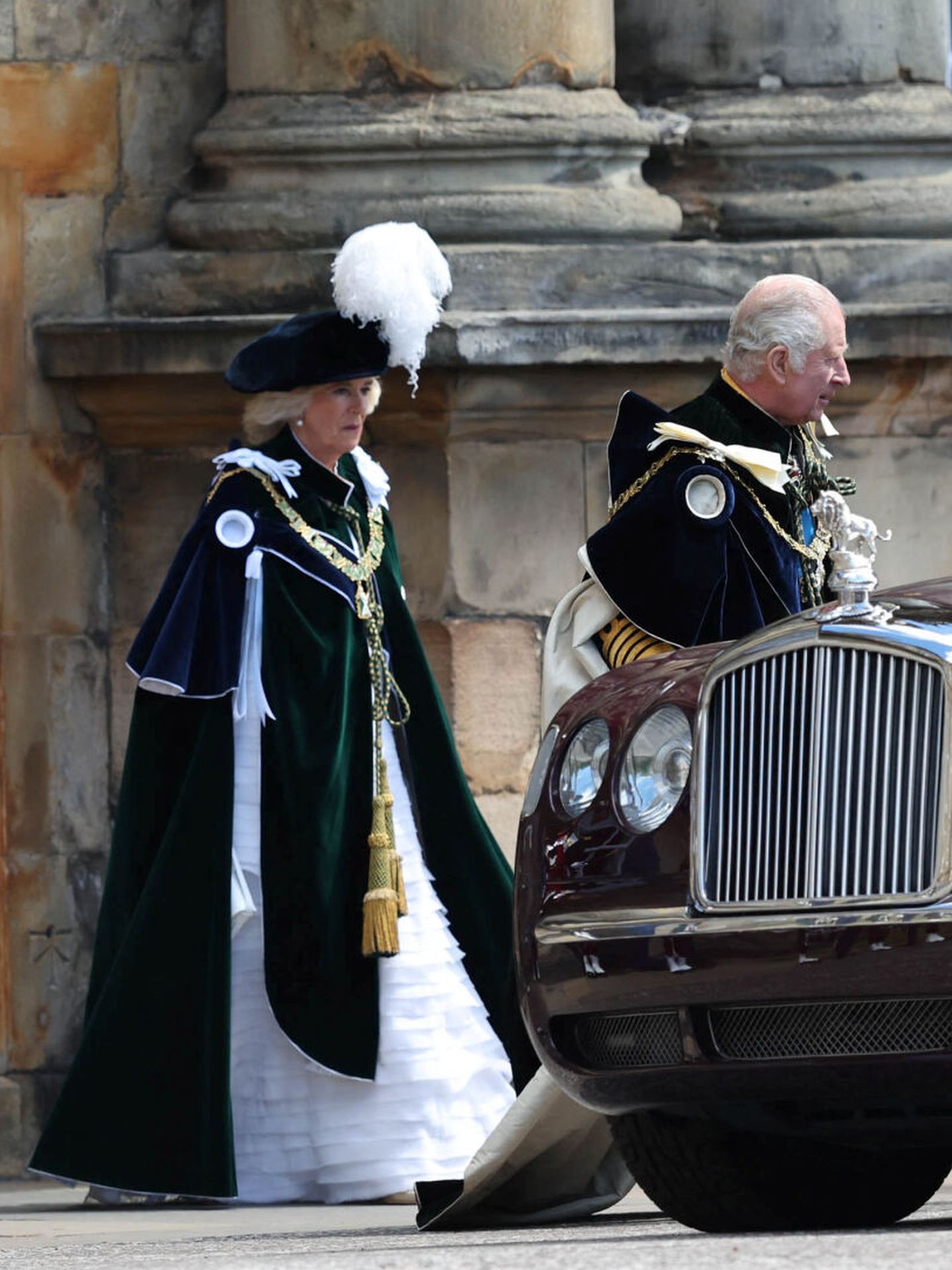 Los reyes Carlos y Camila, a su salida del palacio de Holyroodhouse. (Reuters/Pool/Robert Perry)