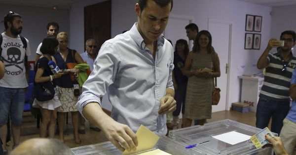 Foto: El diputado Juan Segovia, votando en las primarias del PSOE-M en las que se presentó como candidato, el 26 de julio de 2015. (EFE)