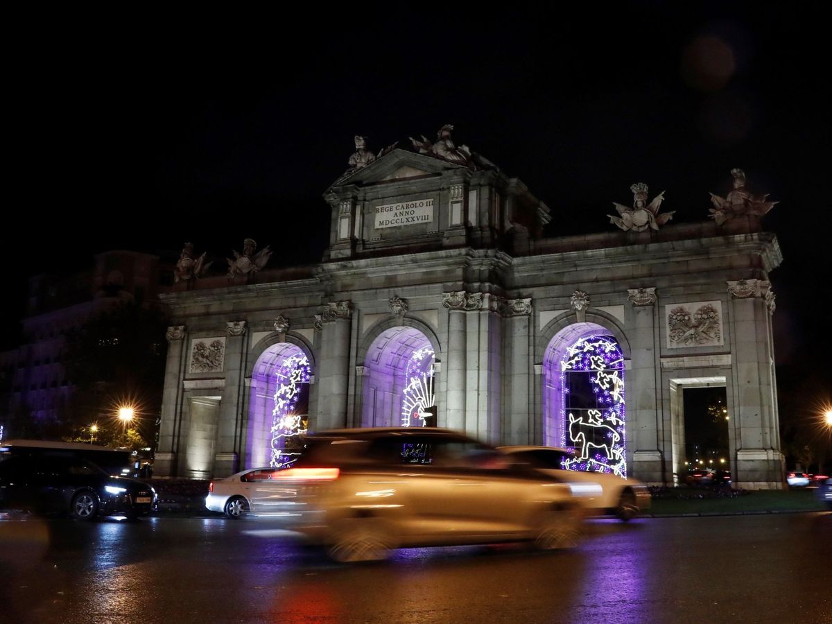 Foto: Naviluz recorre algunas de las calles más emblemáticas de Madrid decoradas para la Navidad (EFE/Ballesteros)