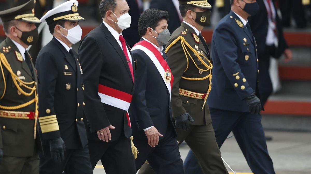 Las Fuerzas Armadas de Perú se desmarcan del golpe: no acatarán actos no constitucionales