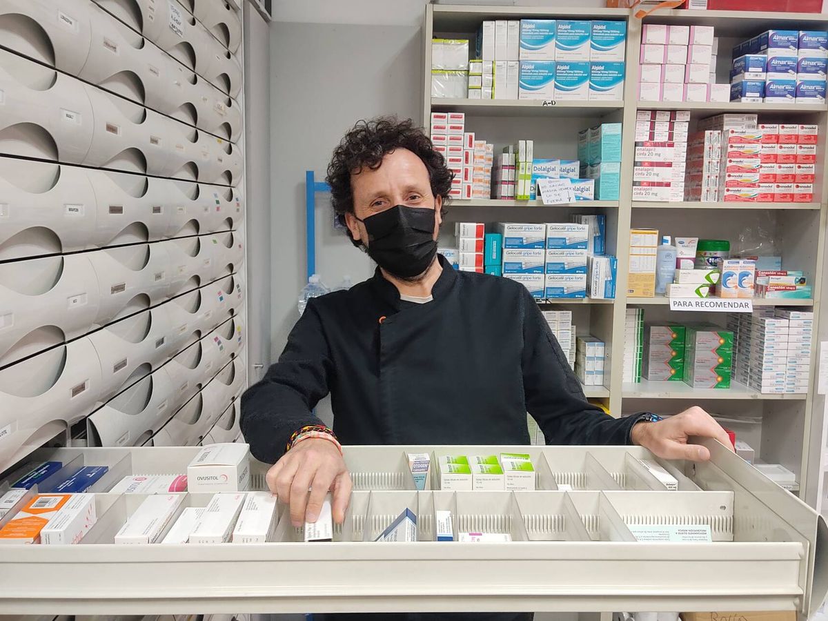 Foto: Ramón Sánchez en su farmacia de Alcalá de Henares. (G.M.)