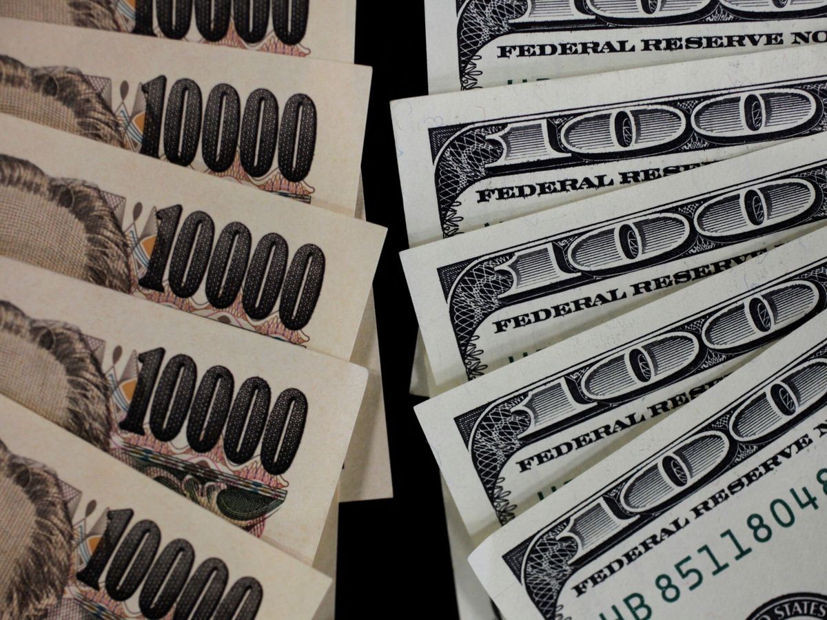 Foto: Billetes de 100 dólares y de 10.000 yenes. (Reuters/Yuriko Nakao)