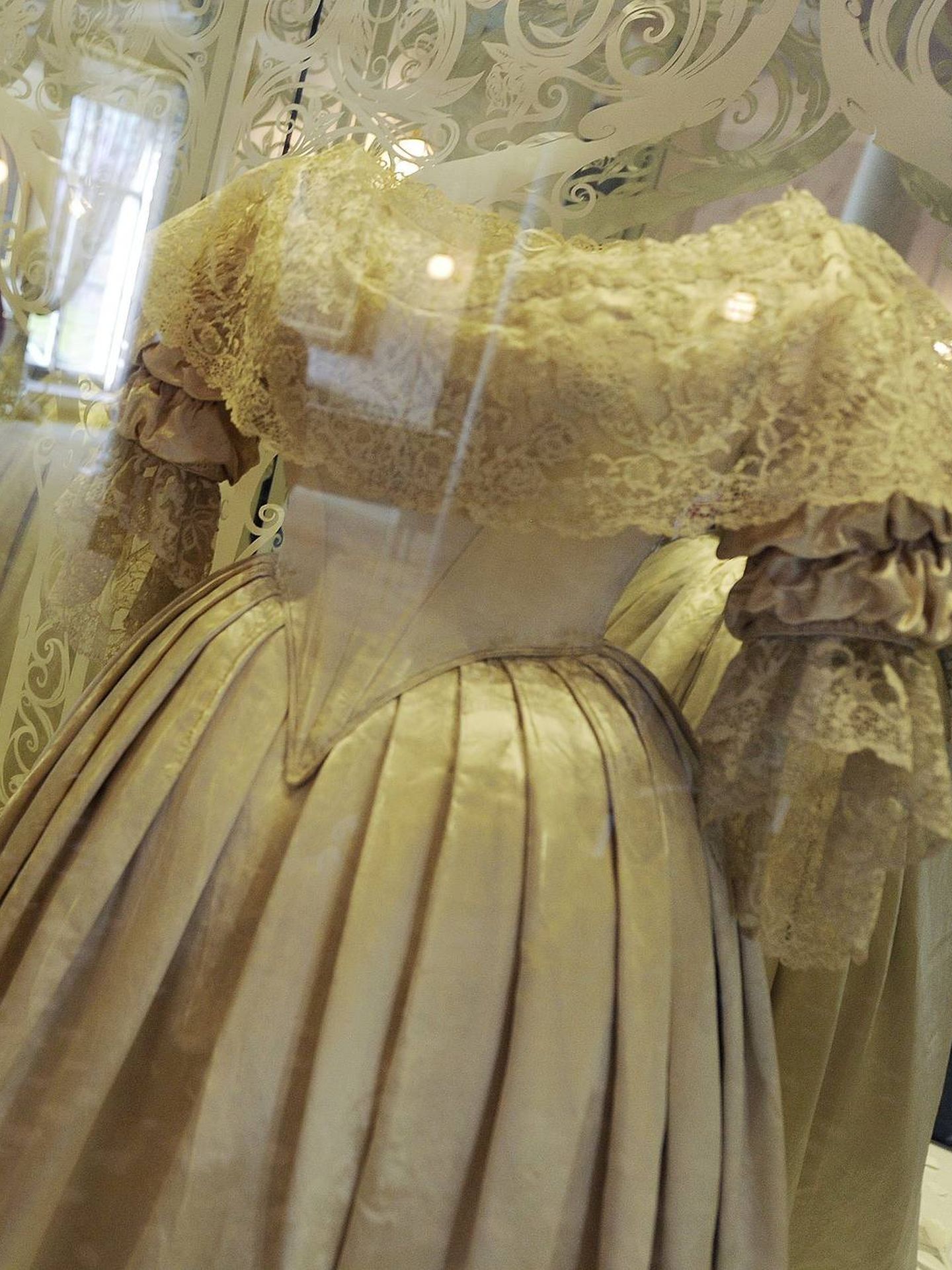 El vestido de novia que lució la reina Victoria el día de su boda, expuesto en el palacio Kensington en Londres, Inglaterra. (EFE/Andy Rain)