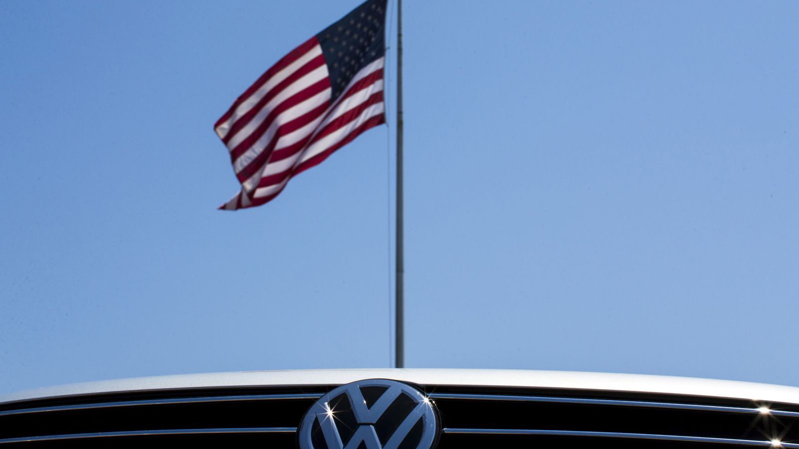 Foto: Coche de Volkswagen delante de una bandera de EEUU. (Reuters)