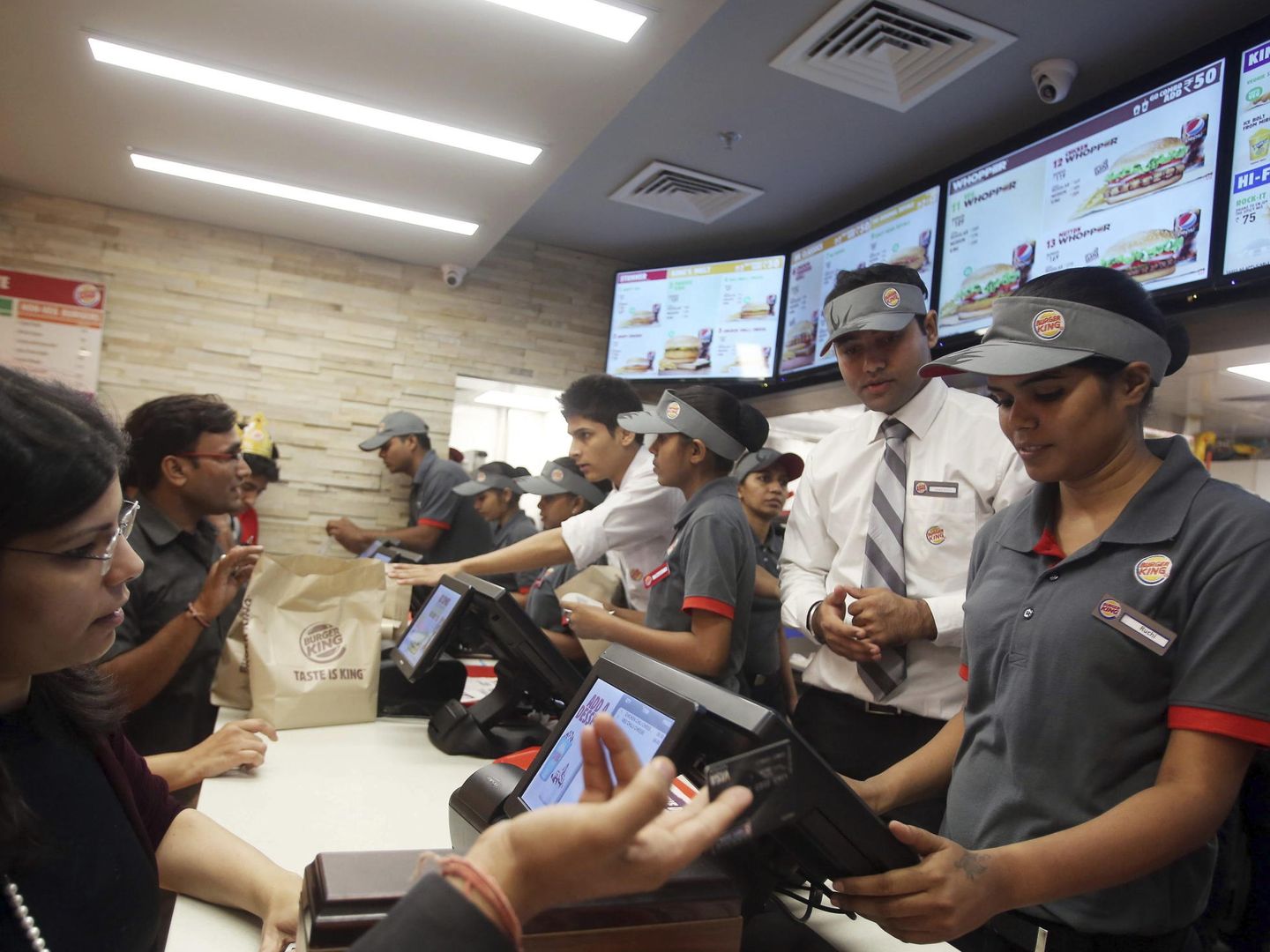 Burger King es uno de los establecimientos que ha notado un mayor flujo de clientes. (EFE)
