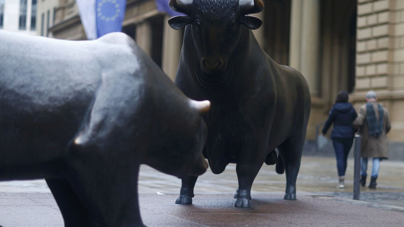 Foto: Las estatuas del oso (símbolo del mercado bajista) y del toro (símbolo del alcista) en la Bolsa de Fráncfort (Ruters).