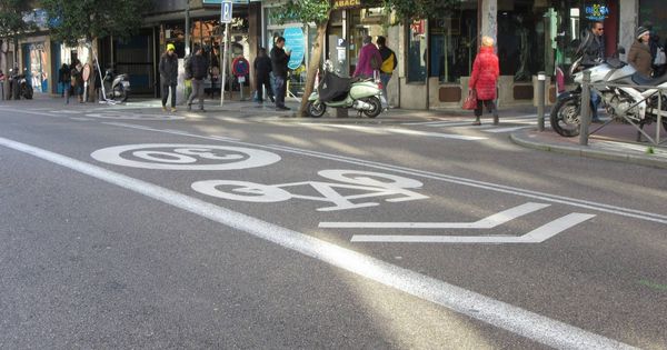 Foto: Un carril bici en medio de una calle no es la solución 