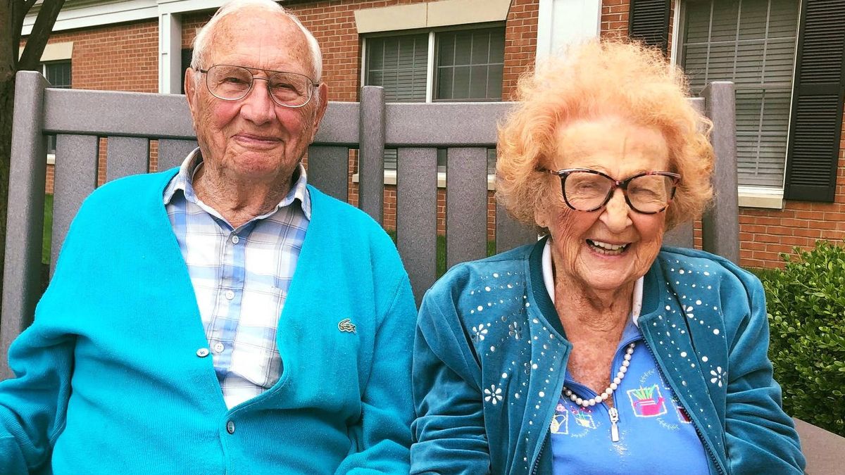 Nunca es tarde para una boda: un anciano de 100 años se casa con su novia de 103
