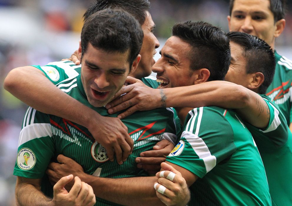Foto: Rafa Márquez celebra con sus compañeros el último tanto de México (Efe).