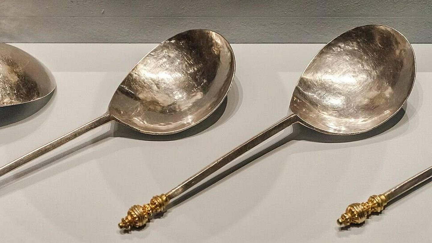 Cucharas de plata parcialmente dorada del siglo XVI. Cuentan con tallos rematados con un botón de balaustre, cola de rata añadida y cuencos ovalados. (Wikimedia)