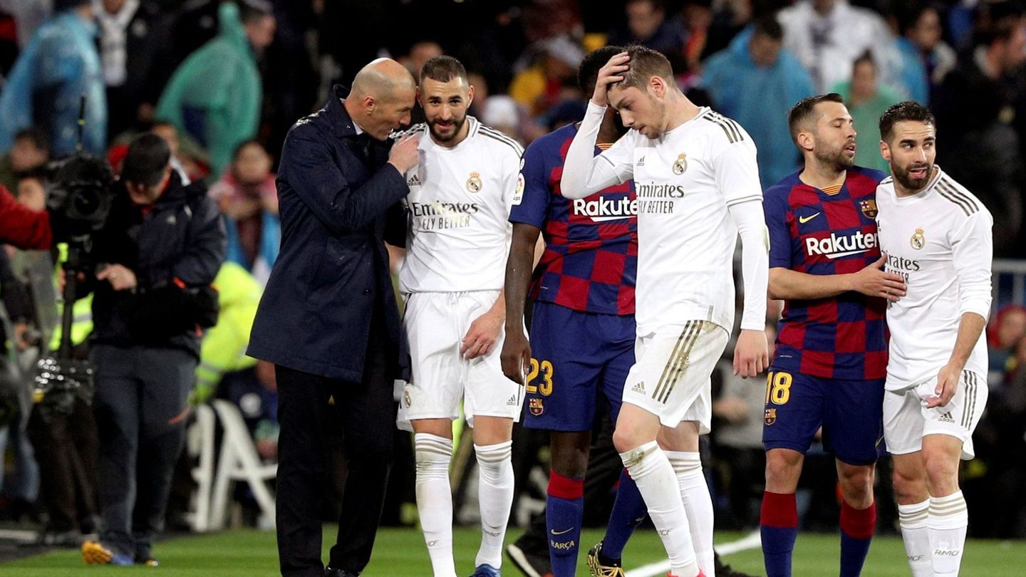 Zidane da instrucciones a Benzema en el descanso del Real Madrid-FC Barcelona jugado el 1 de marzo. (EFE)