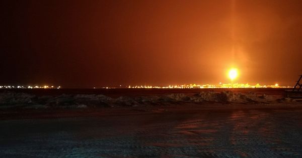 Foto:  La gigantesca planta de licuefacción del gas natural Yamal LNG, en Sabetta (Rusia) vista desde lejos en plena noche polar