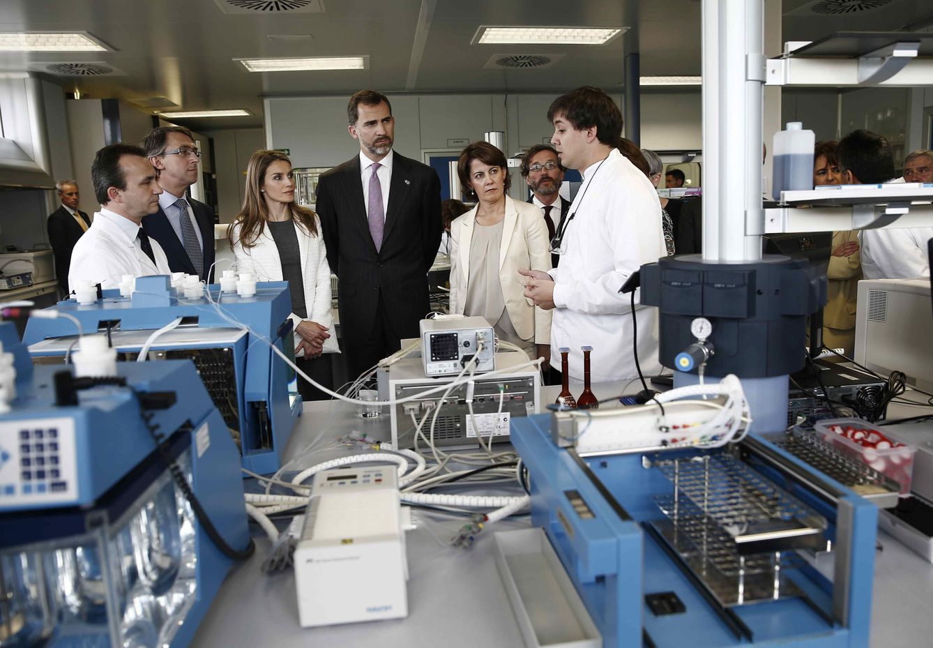 Los Reyes de España, durante una visita a una compañía farmaceútica. (EFE)