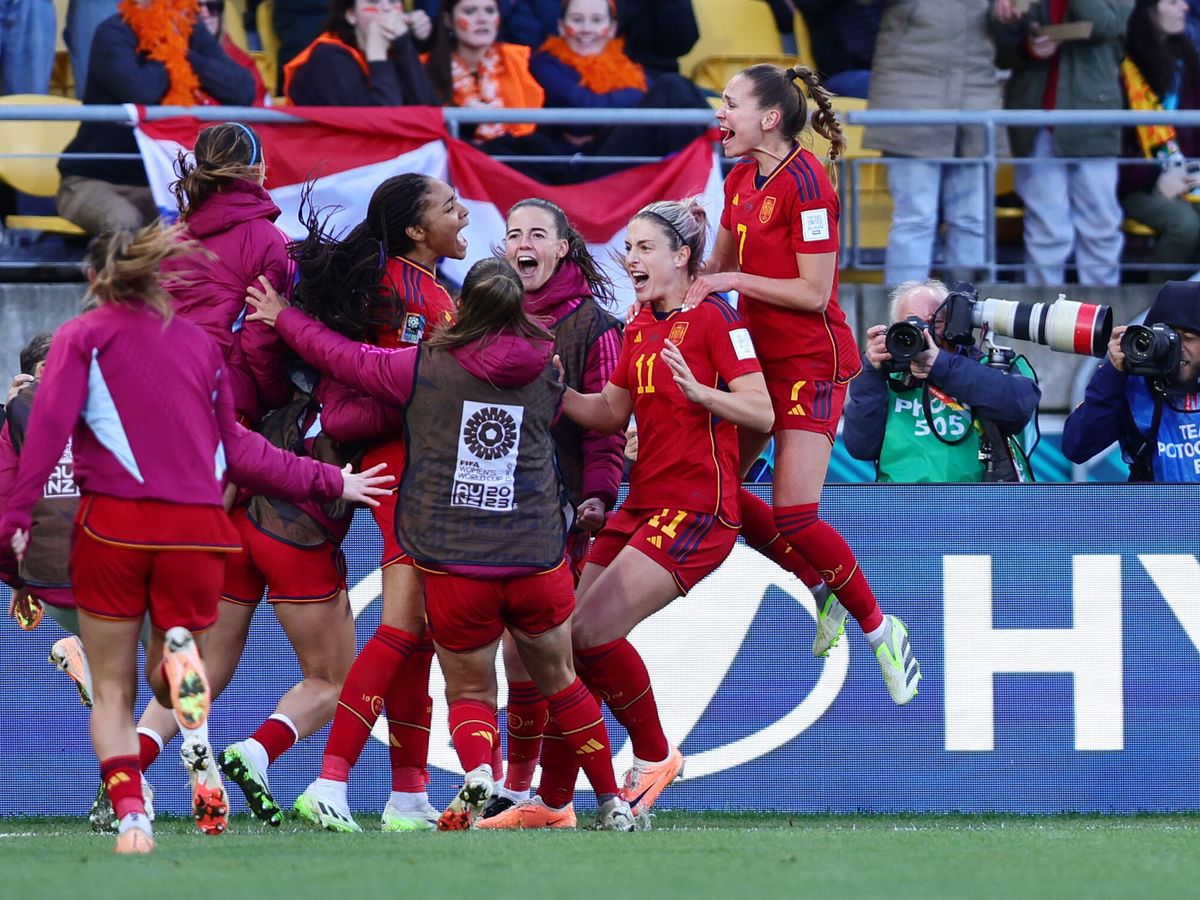Foto: Las jugadoras española celebran el gol de Salma Paralluelo ante Países Bajos. (EFE/EPA/AARON GILLIONS).