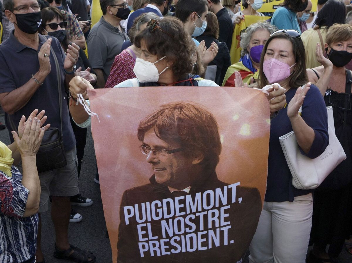Foto: Concentración frente al consulado de Italia en Barcelona para apoyar a Carles Puigdemont. (EFE)