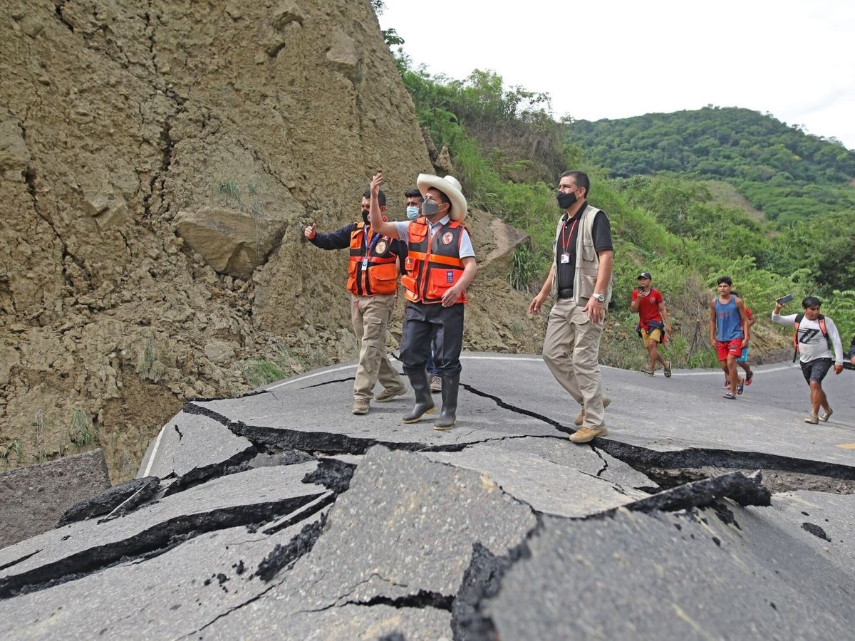 Foto: El presidente de Perú, Pedro Castillo, recorriendo la zona afectada por el anterior terremoto de noviembre (EFE/Agencia Andina)