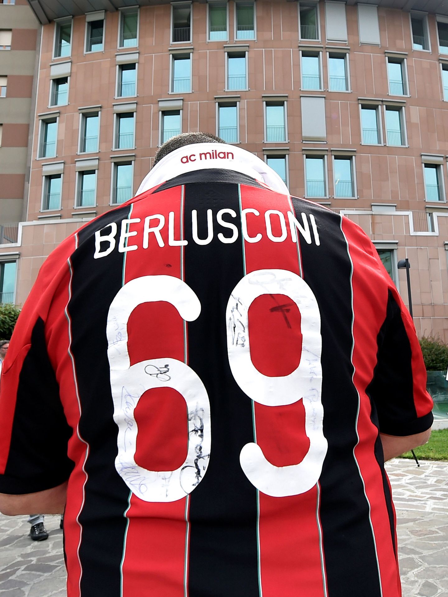 Un aficionado del AC Milan en la puerta del hospital donde Berlusconi fue ingresado. (Flavio Lo Scalzo/Reuters)