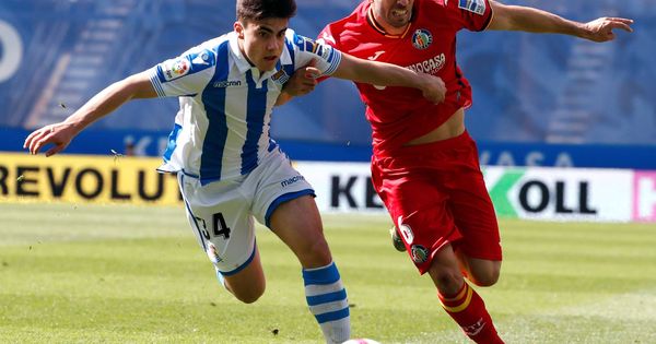 Foto: Ander Barrenetxea disputa un balón con Cabrera durante el Real Sociedad-Getafe. (EFE)